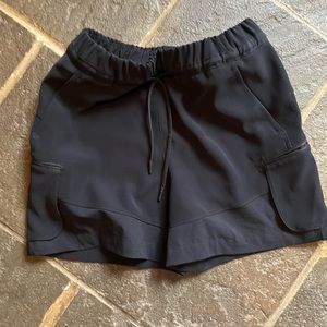 Lululemon high rise cargo shorts 4”